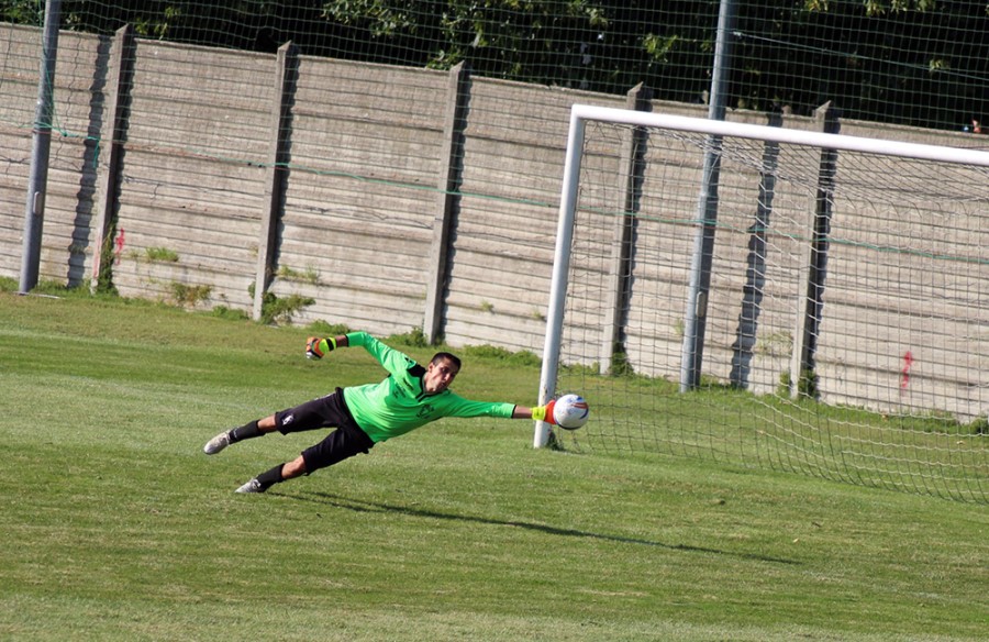 calcia angolato, ma il portiere ci arriva