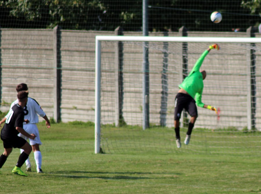 Il portiere si supera e devia sopra la traversa