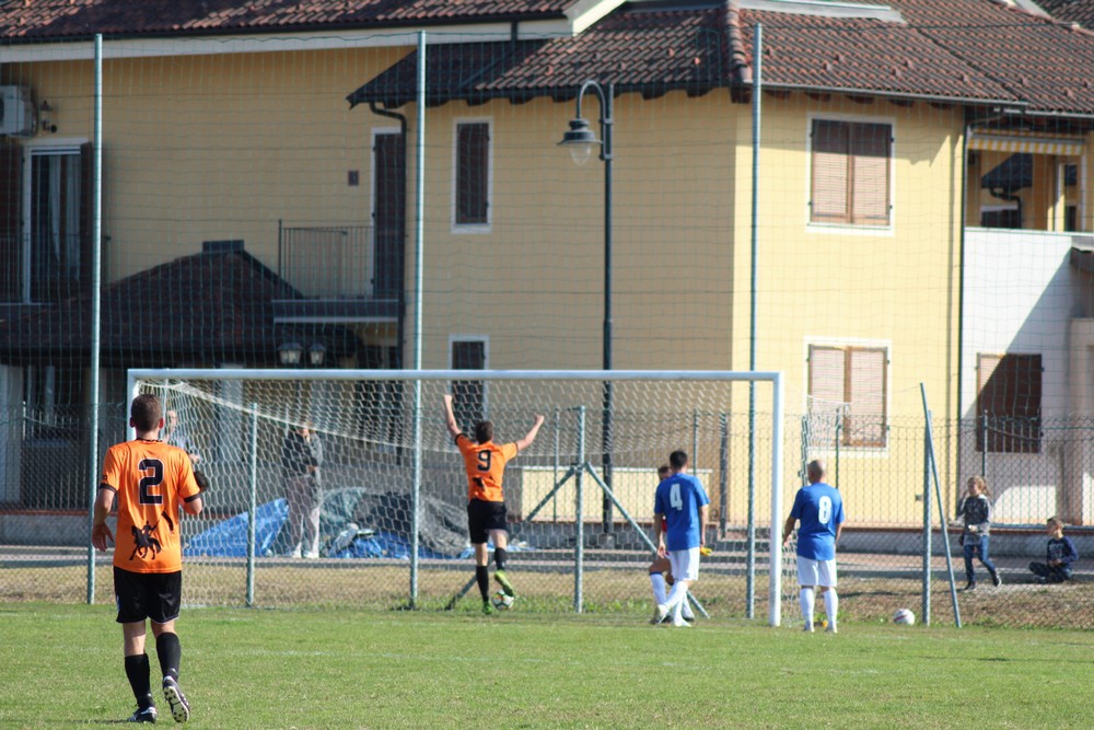 esultanza dopo il gol di Viale