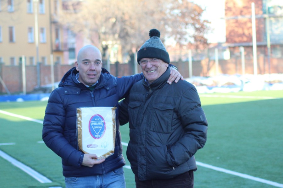 il pres riceve il gagliardetto del FOSSANO