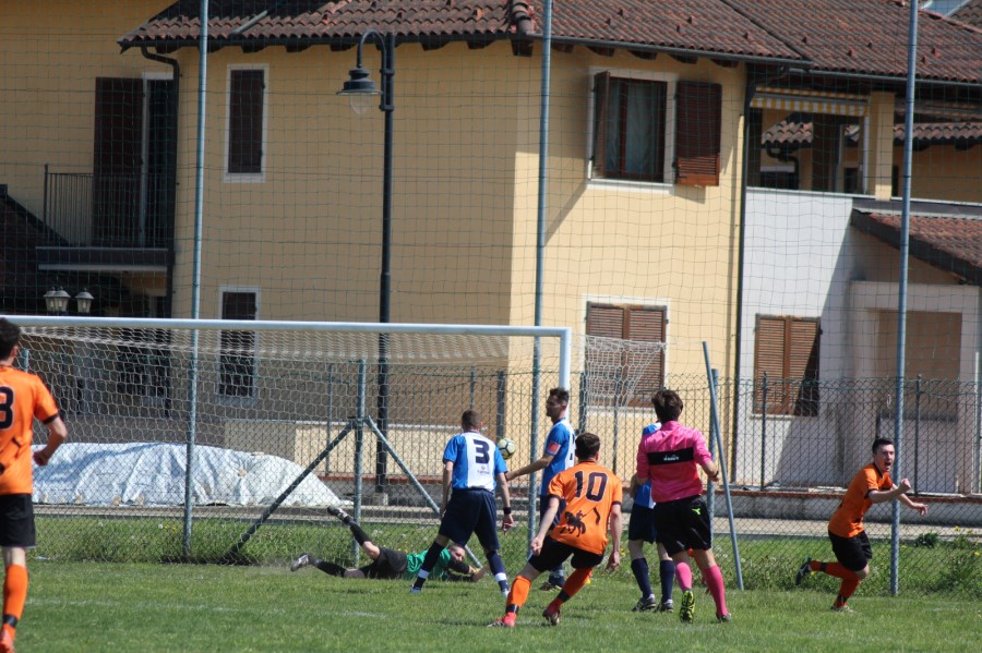 Bertoglio esulta dopo il primo gol