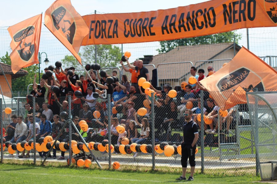 le tribune a inizio gara